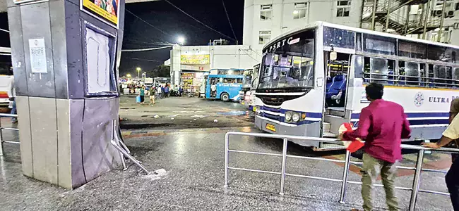 Andhra: विजयवाड़ा बस स्टैंड पर बस दुर्घटनाग्रस्त होकर प्लेटफॉर्म पर जा गिरी Andhra: विजयवाड़ा बस स्टैंड पर बस दुर्घटनाग्रस्त होकर प्लेटफॉर्म पर जा गिरी