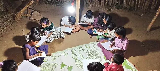 Andhra: पहाड़ी गांवों में बिजली की रोशनी दिख रही Andhra: पहाड़ी गांवों में बिजली की रोशनी दिख रही