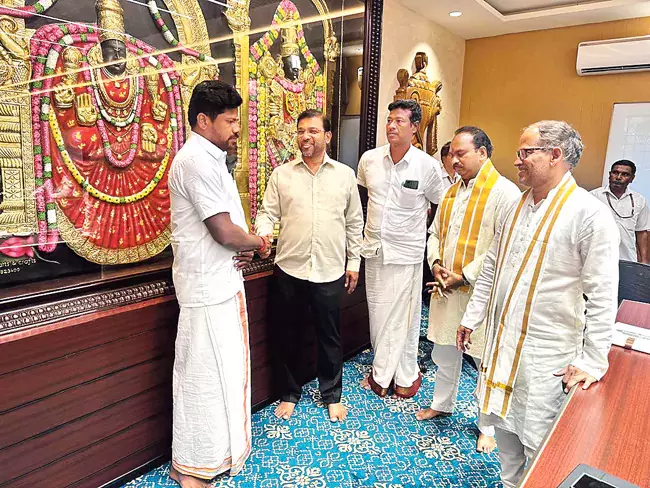 Andhra : बोर्ड सदस्य ने टाइटाइड कर्मचारी से माफ़ी मांगी Andhra : बोर्ड सदस्य ने टाइटाइड कर्मचारी से माफ़ी मांगी