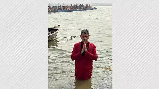Maha Kumbh Mela : राज्यपाल आर.एन. रवि ने पवित्र स्नान किया Maha Kumbh Mela : राज्यपाल आर.एन. रवि ने पवित्र स्नान किया
