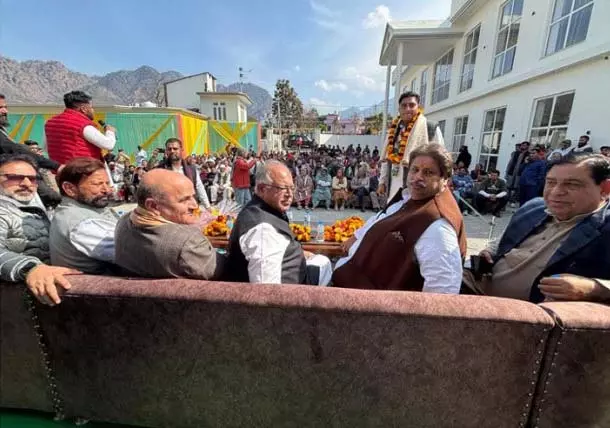 Karra ने राज्य का दर्जा बहाल करने के लिए भाजपा की धोखेबाज रणनीति की आलोचना की Karra ने राज्य का दर्जा बहाल करने के लिए भाजपा की धोखेबाज रणनीति की आलोचना की