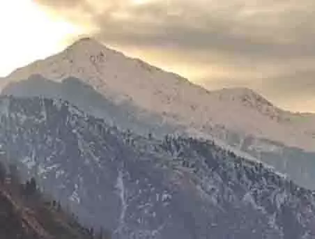 J&K: ताजा बर्फबारी से भलेसा की तस्वीर बदली, डल झील में पर्यटकों की आमद बढ़ी J&K: ताजा बर्फबारी से भलेसा की तस्वीर बदली, डल झील में पर्यटकों की आमद बढ़ी