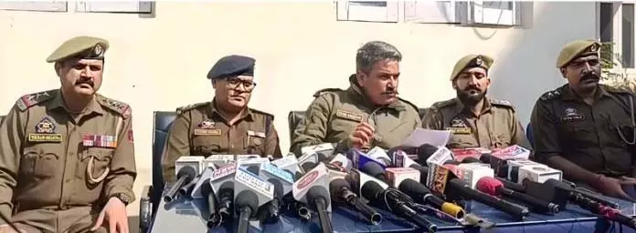 Jammu: चोरी के कई आरोपी गिरफ्तार, 37 लाख रुपये का सामान बरामद Jammu: चोरी के कई आरोपी गिरफ्तार, 37 लाख रुपये का सामान बरामद