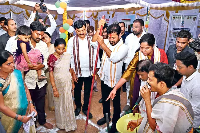 Telangana: मुख्यमंत्री ने इंदिराम्मा घरों के निर्माण के लिए शिलान्यास समारोह Telangana: मुख्यमंत्री ने इंदिराम्मा घरों के निर्माण के लिए शिलान्यास समारोह