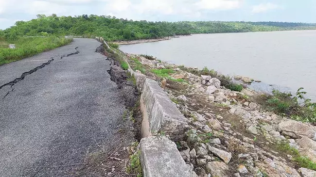 Telangana: पानी मोड़ने के लिए पुलिया का निर्माण नहीं Telangana: पानी मोड़ने के लिए पुलिया का निर्माण नहीं