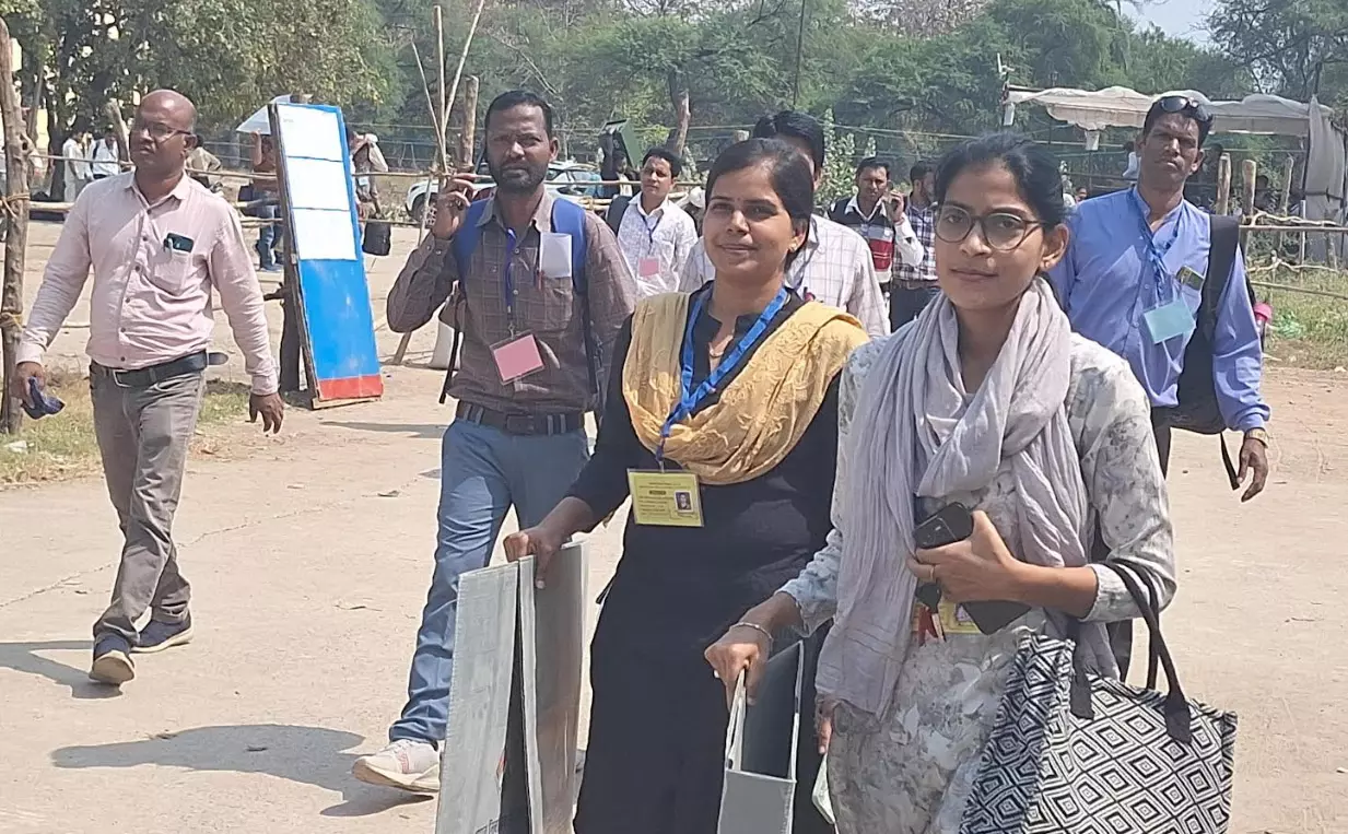 मतदान दल उत्साह के साथ निर्वाचन सामग्री लेकर रवाना हुए मतदान दल उत्साह के साथ निर्वाचन सामग्री लेकर रवाना हुए