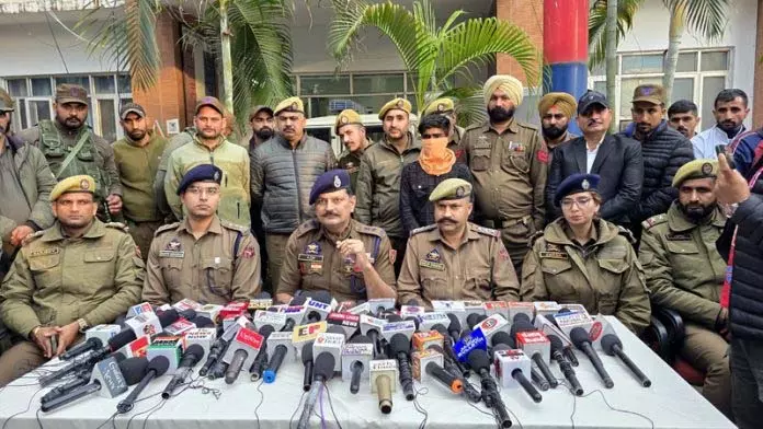 Jammu: पुलिस ने 72 घंटे के भीतर सुलझाया सोना चोरी का मामला Jammu: पुलिस ने 72 घंटे के भीतर सुलझाया सोना चोरी का मामला