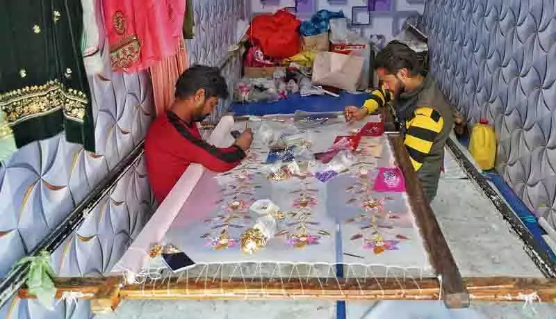 Muslim कारीगर कढ़ाई के क्षेत्र में जादू बिखेर रहे Muslim कारीगर कढ़ाई के क्षेत्र में जादू बिखेर रहे