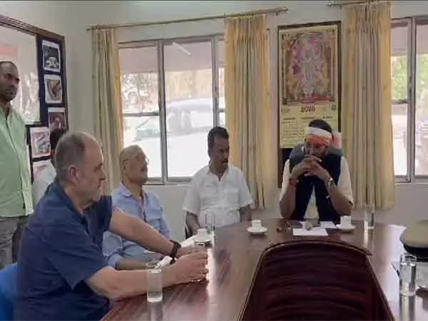 तेलंगाना के मंत्रियों ने SLBC सुरंग बचाव कार्य की निगरानी की तेलंगाना के मंत्रियों ने SLBC सुरंग बचाव कार्य की निगरानी की