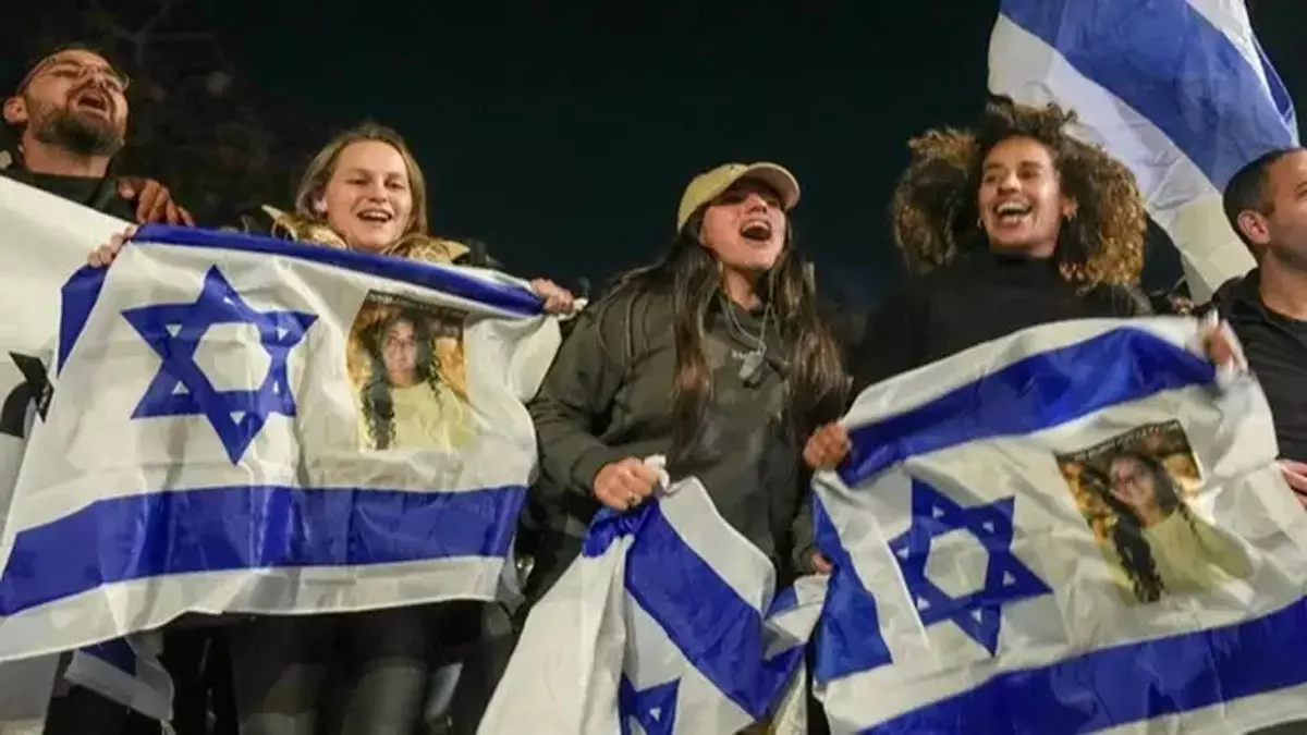 Gaza में युद्ध विराम के दौरान हमास ने 6 और इजरायली बंधकों को रिहा किया, VIDEO Gaza में युद्ध विराम के दौरान हमास ने 6 और इजरायली बंधकों को रिहा किया, VIDEO