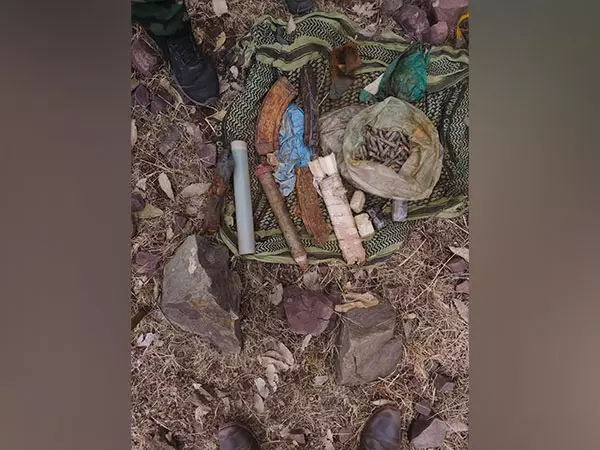 सुरक्षा बलों ने Reasi में आतंकवादी ठिकाने का भंडाफोड़ किया, हथियार और गोला-बारूद बरामद सुरक्षा बलों ने Reasi में आतंकवादी ठिकाने का भंडाफोड़ किया, हथियार और गोला-बारूद बरामद