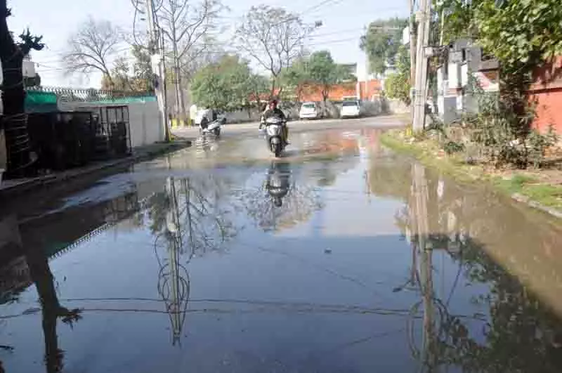 Amritsar में बारिश के बाद सड़कों पर जलभराव से यात्रियों की परेशानी बढ़ी Amritsar में बारिश के बाद सड़कों पर जलभराव से यात्रियों की परेशानी बढ़ी