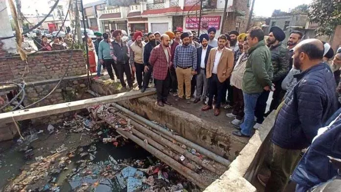 JMC कमिश्नर ने आरएन बाजार, नानक नगर का दौरा किया JMC कमिश्नर ने आरएन बाजार, नानक नगर का दौरा किया