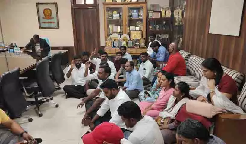 PhD थीसिस की समय सीमा को लेकर ओयू PhD स्कॉलर्स ने रजिस्ट्रार कार्यालय का घेराव किया PhD थीसिस की समय सीमा को लेकर ओयू PhD स्कॉलर्स ने रजिस्ट्रार कार्यालय का घेराव किया