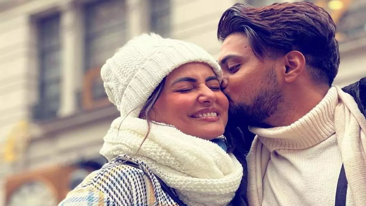 Hina Khan ने बॉयफ्रेंड रॉकी जयसवाल पर बरसाया प्यार Hina Khan ने बॉयफ्रेंड रॉकी जयसवाल पर बरसाया प्यार