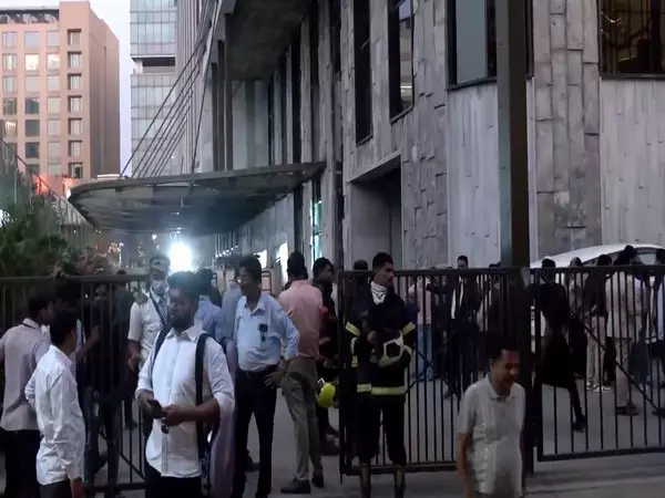 Mumbai airport के पास होटल में लगी आग Mumbai airport के पास होटल में लगी आग
