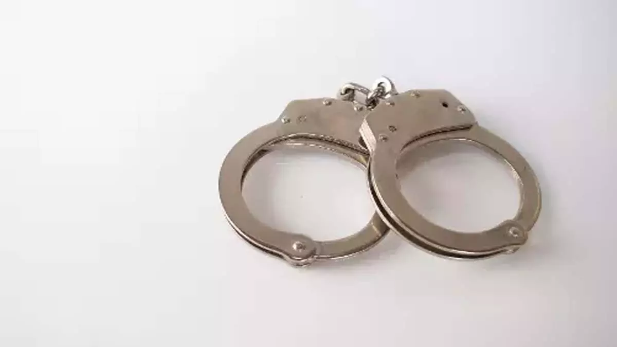 पुलिस ने स्पा पर छापा मारा, 10 महिलाएं और 11 ग्राहक हिरासत में लिए गए पुलिस ने स्पा पर छापा मारा, 10 महिलाएं और 11 ग्राहक हिरासत में लिए गए