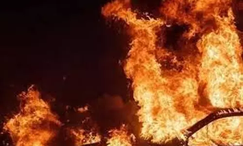 Punjab: कार में लगी आग, मची अफरा-तफरी Punjab: कार में लगी आग, मची अफरा-तफरी