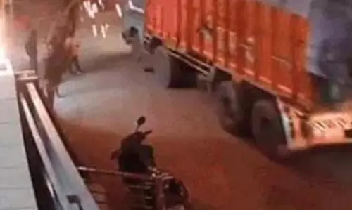 Punjab: बड़ा धमाका, बिजली के तारों में फंसा ट्रक, मची अफरा-तफरी Punjab: बड़ा धमाका, बिजली के तारों में फंसा ट्रक, मची अफरा-तफरी