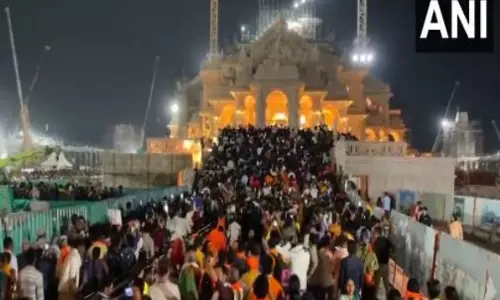 Ayodhya के राम मंदिर में सुबह से देर रात तक भक्तों की भारी भीड़ उमड़ी