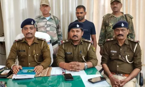 East Champaran: पुलिस छापेमारी में कुख्यात शराब धंधेबाज सहित दो गिरफ्तार East Champaran: पुलिस छापेमारी में कुख्यात शराब धंधेबाज सहित दो गिरफ्तार