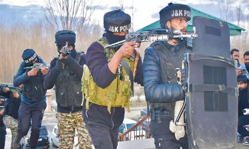 J-K: अनंतनाग पुलिस, सीआरपीएफ ने बिजबेहरा रेलवे स्टेशन पर मॉक ड्रिल की J-K: अनंतनाग पुलिस, सीआरपीएफ ने बिजबेहरा रेलवे स्टेशन पर मॉक ड्रिल की