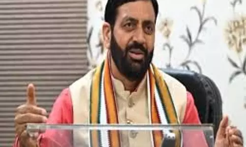 सरकार ने पूर्व मुख्यमंत्री और विदेश मंत्री के निजी कर्मचारियों को नौकरी से निकाल दिया