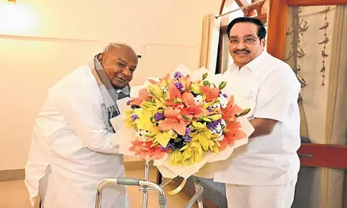Karnataka: पूर्व प्रधानमंत्री, राज्यसभा सदस्य देवेगौड़ा ने जल शक्ति मंत्री से मुलाकात की Karnataka: पूर्व प्रधानमंत्री, राज्यसभा सदस्य देवेगौड़ा ने जल शक्ति मंत्री से मुलाकात की