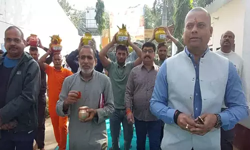 त्रिवेणी संगम का पवित्र जल UP की जेलों में लाया गया, 90 हजार कैदियों को मिला कुंभ का अनुभव
