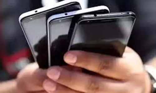 पुलिस ने एक करोड़ रुपये मूल्य के 450 से अधिक चोरी हुए मोबाइल फोन बरामद किए