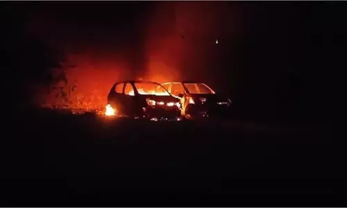 Up News: उपद्रवी तत्वों ने खड़ी गाड़ियों में लगाई आग,जांच में जुटी पुलिस