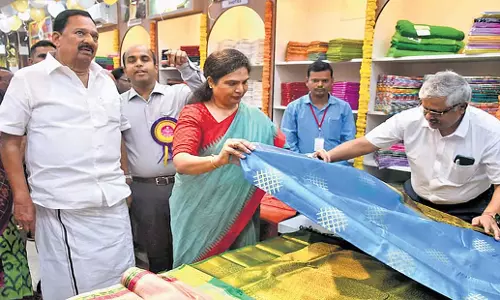 Andhra: एपीसीओ और को-ऑप्टेक्स ने हथकरघा बिक्री को बढ़ावा देने के लिए समझौता किया