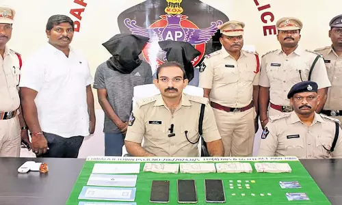 Andhra: आंध्र प्रदेश के मुख्यमंत्री की तस्वीर का इस्तेमाल करने पर तीन लोग गिरफ्तार Andhra: आंध्र प्रदेश के मुख्यमंत्री की तस्वीर का इस्तेमाल करने पर तीन लोग गिरफ्तार