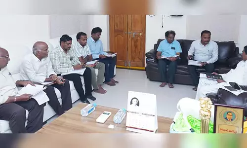 Andhra: आंध्र प्रदेश के समाज कल्याण मंत्री ने अधिकारियों को बताया