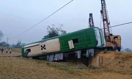 पुरी जा रही OSRTC बस दुर्घटनाग्रस्त, 20 यात्री घायल पुरी जा रही OSRTC बस दुर्घटनाग्रस्त, 20 यात्री घायल