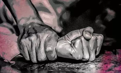 लड़की के साथ हैवानियत: आरोपी ने पुलिसकर्मियों पर चाकू से किया वार, पुलिस ने आत्मरक्षा में की फायरिंग