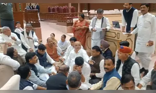 Rajasthan: कांग्रेस विधायकों ने विधानसभा में बिताई रात, मंत्री की दादी टिप्पणी के विरोध में निलंबित