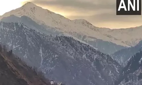 J-K: ताजा बर्फबारी ने भलेसा को बदल दिया, डल झील में पर्यटकों की आमद में इज़ाफा हुआ J-K: ताजा बर्फबारी ने भलेसा को बदल दिया, डल झील में पर्यटकों की आमद में इज़ाफा हुआ