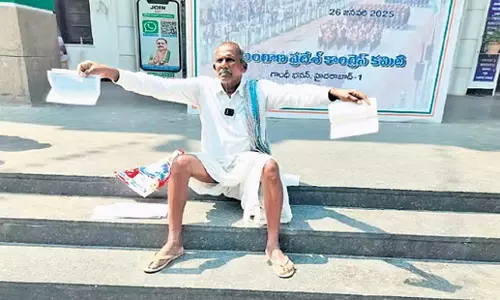 Telangana: हैदराबाद के गांधी भवन पर किसानों का विरोध प्रदर्शन