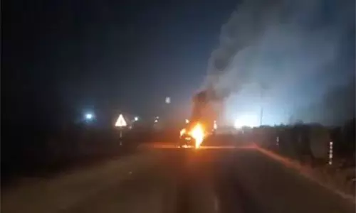 Telangana: सूर्यपेट में हाईवे पर कार में लगी आग, कोई हताहत नहीं