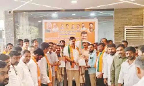 Telangana: पोंगुलेटी सुधाकर ने बीजेपी एमएलसी उम्मीदवार के लिए प्रचार किया Telangana: पोंगुलेटी सुधाकर ने बीजेपी एमएलसी उम्मीदवार के लिए प्रचार किया