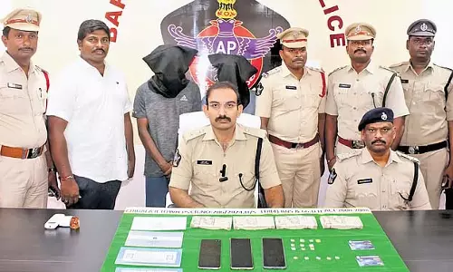 WhatsApp Scam: आंध्र सीएम की तस्वीर का इस्तेमाल करने पर तीन गिरफ्तार WhatsApp Scam: आंध्र सीएम की तस्वीर का इस्तेमाल करने पर तीन गिरफ्तार