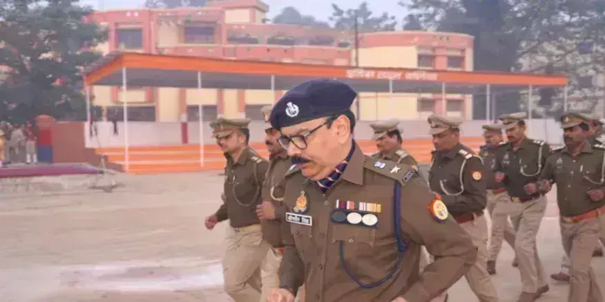 Ballia: रिजर्व पुलिस लाइन में साप्ताहिक परेड की सलामी ली और परेड का निरीक्षण किया Ballia: रिजर्व पुलिस लाइन में साप्ताहिक परेड की सलामी ली और परेड का निरीक्षण किया