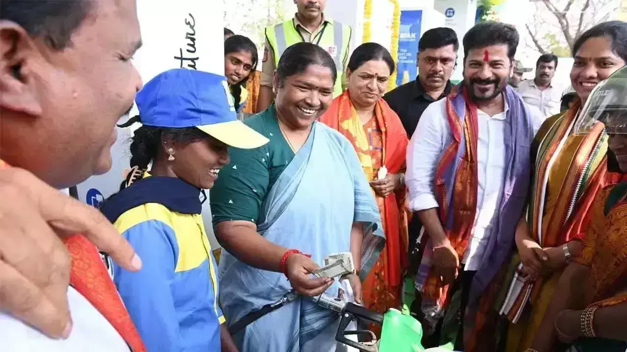 Telangana : स्वयं सहायता समूहों को अडानी, अंबानी से प्रतिस्पर्धा करने लायक बनाया जाएगा Telangana : स्वयं सहायता समूहों को अडानी, अंबानी से प्रतिस्पर्धा करने लायक बनाया जाएगा