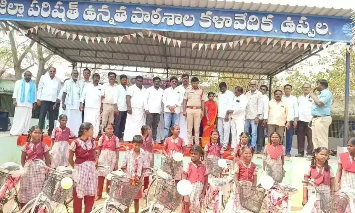 Telangana :  उप्पला गांव में व्यवसायी ने स्कूली छात्रों को साइकिलें दान कीं