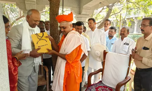 Karnataka: मेघालय के राज्यपाल ने गवी मठ के स्वामीजी को रेशमी शॉल भेंट की