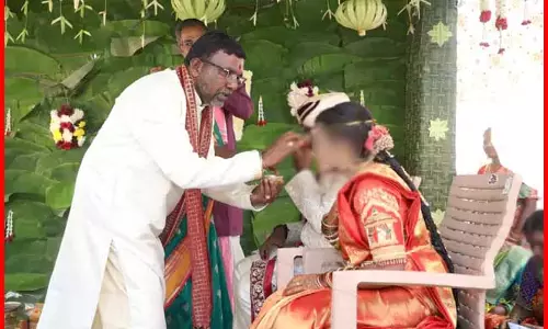 पिता की हार्ट अटैक से मौत, बेटी की शादी की रस्में पूरी होते ही मची अफरातफरी पिता की हार्ट अटैक से मौत, बेटी की शादी की रस्में पूरी होते ही मची अफरातफरी