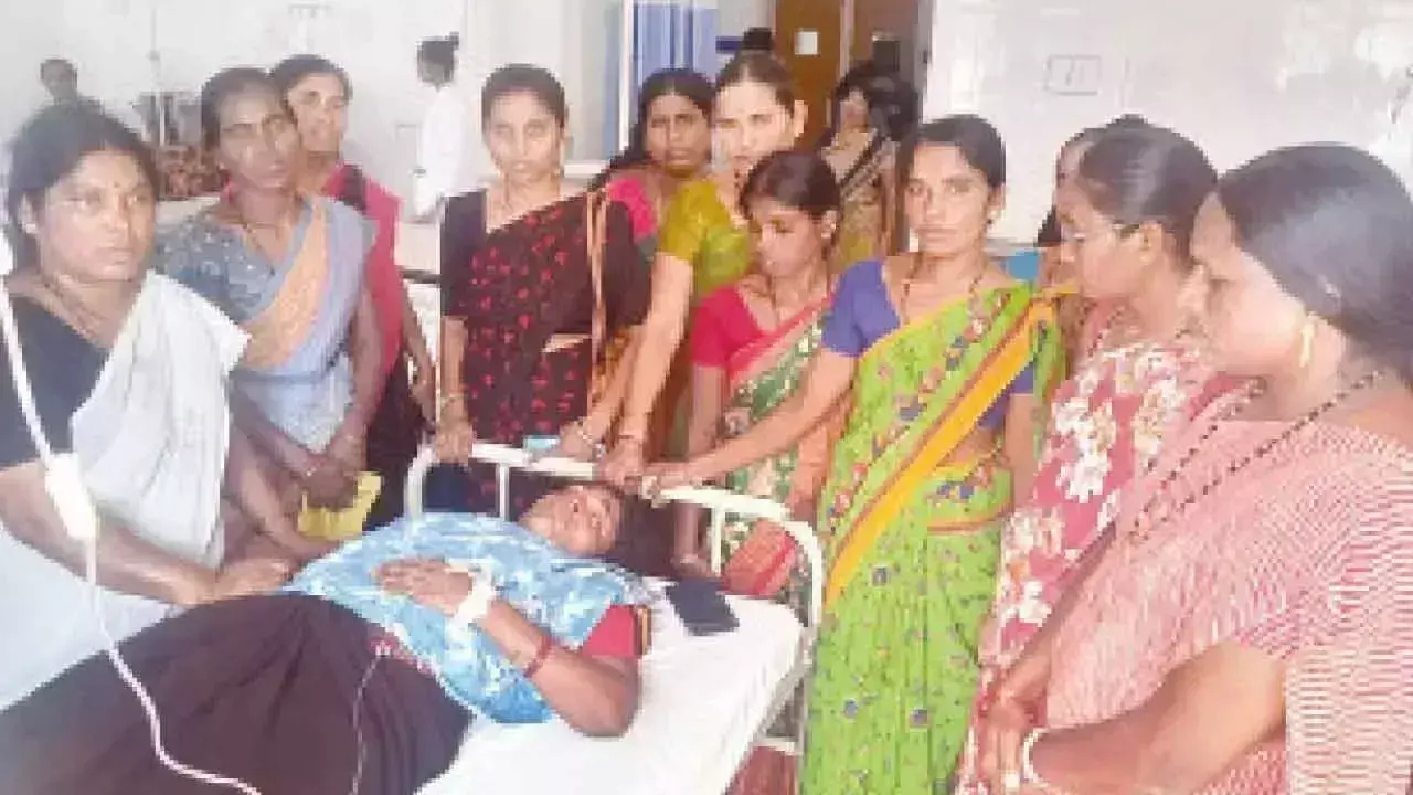 Telangana :  वानापर्थी सफाई कर्मचारी ‘अवैध’ बर्खास्तगी का विरोध करते हुए