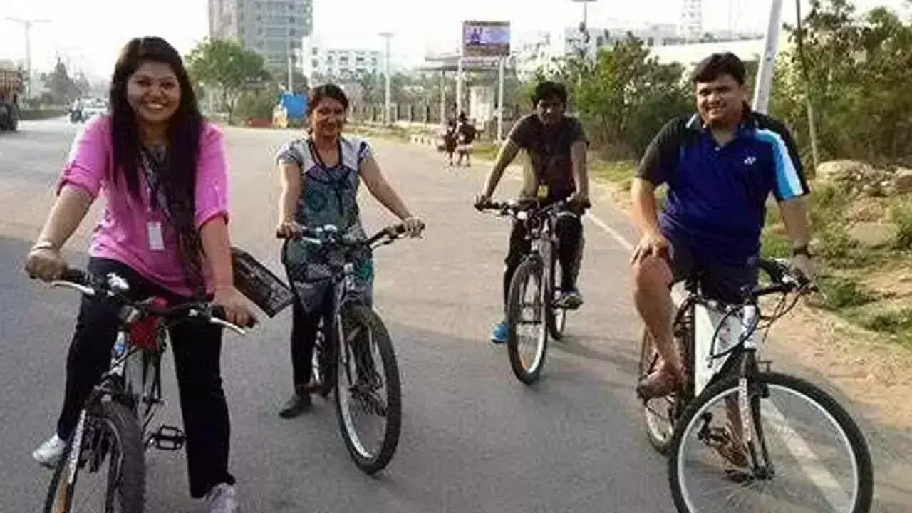 Hyderabad : साइकिलिंग के शौकीनों ने राज्य सरकार से शहर में सक्रिय गतिशीलता को बढ़ावा देने का आग्रह Hyderabad : साइकिलिंग के शौकीनों ने राज्य सरकार से शहर में सक्रिय गतिशीलता को बढ़ावा देने का आग्रह