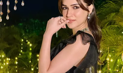 Kriti Sanon ने खुलासा किया कि उन्होंने अपने बाल और मेकअप खुद किया है, अपना देसी लुक दिखाया Kriti Sanon ने खुलासा किया कि उन्होंने अपने बाल और मेकअप खुद किया है, अपना देसी लुक दिखाया